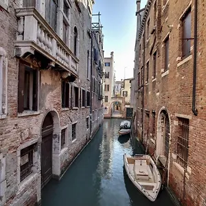 Canal View In Rialto Venezia